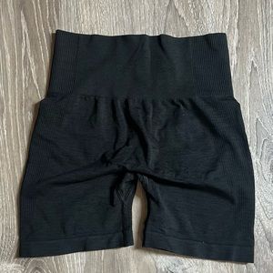 Kamo fitness Eos scrunch shorts